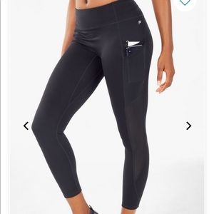 Fabletics Trinity Mid-Ride 7/8 Capri